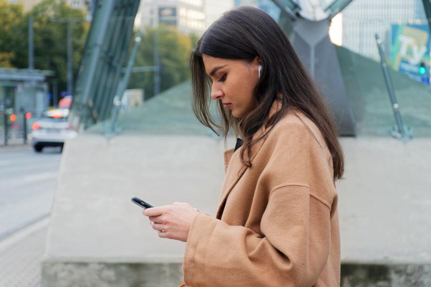 Telefoonverslaving onder jongeren zorgt steeds vaker voor gevaarlijke verkeerssituaties; Jongeren hebben achteraf spijt van gebruik mobiele telefoon in verkeer na gevaarlijke verkeerssituatie