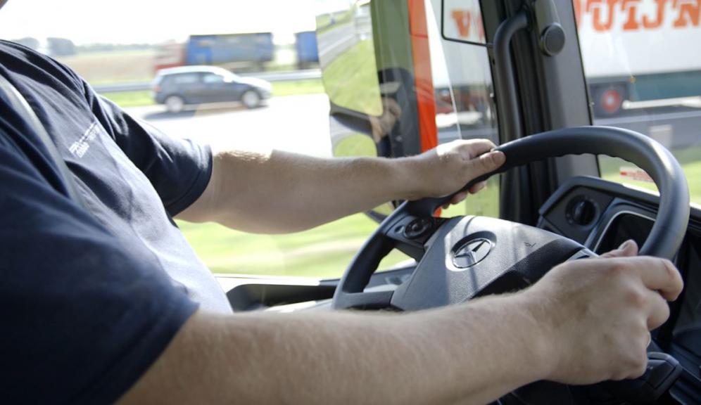 handen_aan_stuur_vrachtauto.JPG